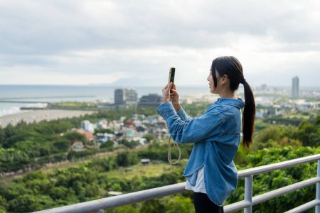 Femme touristique utiliser un téléphone mobile pour prendre des photos à Yilan de Taiwan