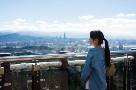 Téléchargez les photos : Une femme visite la ville de Taipei 101 - en image libre de droit