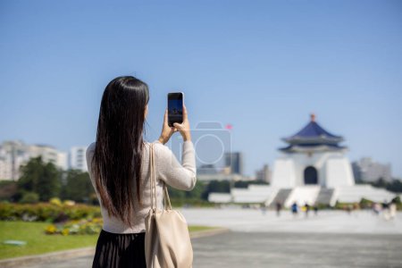 Foto de Mujer turística tomar una foto en el teléfono móvil en Chiang Kai shek Memorial Hall en Taipei de Taiwán - Imagen libre de derechos