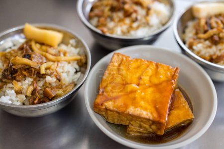 Téléchargez les photos : Cuisine locale taïwanaise avec sauce soja sucrée riz de porc haché - en image libre de droit