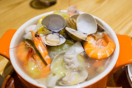 Téléchargez les photos : Soupe de fruits de mer dans le bol - en image libre de droit