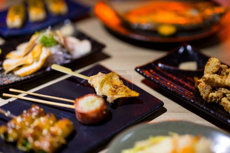 Téléchargez les photos : Brochettes de viande au restaurant japonais - en image libre de droit