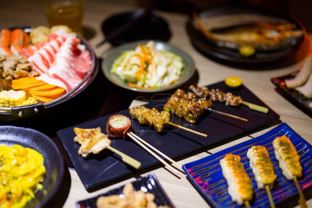 Foto de Brochetas de carne en el restaurante japonés - Imagen libre de derechos