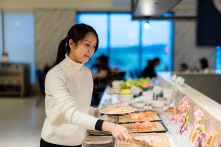 Foto de Mujer asiática tienen buffet en el restaurante - Imagen libre de derechos