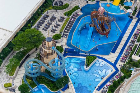 Foto de Macao - 30 de junio de 2023: Vista superior de la piscina en la ciudad hotelera de Macao en Taipa - Imagen libre de derechos
