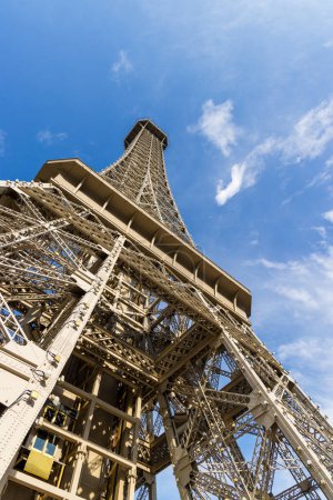 Téléchargez les photos : Macao - 30 juin 2023 : Vue du bas de la tour Eiffel de Macao - en image libre de droit