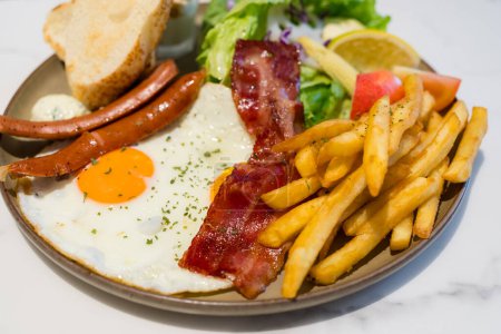 Téléchargez les photos : Petit déjeuner toute la journée avec bacon et frites - en image libre de droit