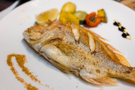 Foto de Parrilla de pescado en el plato blanco - Imagen libre de derechos