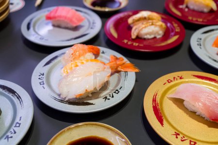 Téléchargez les photos : Taiwan - 15 décembre 2023 : Plats de Sushi au restaurant japonais Sushiro - en image libre de droit