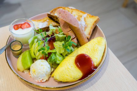 Téléchargez les photos : Petit déjeuner toute la journée avec salade et pain grillé - en image libre de droit