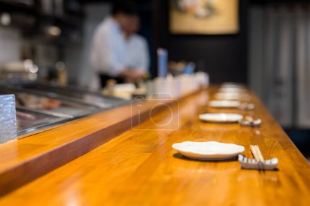 Téléchargez les photos : Restaurant japonais table à manger - en image libre de droit