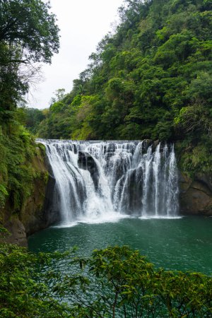 Téléchargez les photos : Cascade Shifen dans le district de Pingxi à Taiwan - en image libre de droit