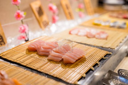 Téléchargez les photos : Sashimi servir dans la salle à manger buffet - en image libre de droit