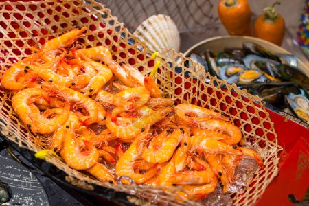 Téléchargez les photos : Crevettes fraîches servent dans la salle à manger buffet - en image libre de droit