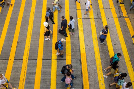 Téléchargez les photos : Hong Kong - 23 juin 2023 : Vue du haut vers le bas des gens traversent la route - en image libre de droit
