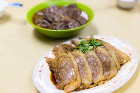 Téléchargez les photos : Nourriture asiatique sauce soja braisée avec tranche d'oie - en image libre de droit