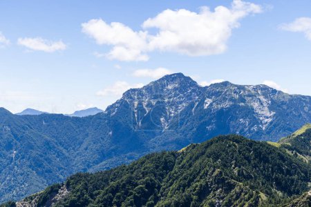 Téléchargez les photos : Belle vue sur le paysage de montagne à Hehuanshan National Forest Recreation Area à Nantou Taiwan - en image libre de droit