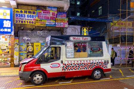 Téléchargez les photos : Hong Kong - 19 Juin 2023 : Mister Softee Ice Cream Truck dans la nuit de Hong Kong - en image libre de droit