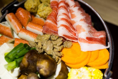 Foto de Variedad de alimentos y verduras para la olla caliente en el restaurante - Imagen libre de derechos