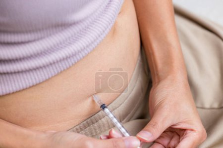Foto de FIV y el concepto de tratamiento de la infertilidad, la mujer tiene inyección en el vientre - Imagen libre de derechos