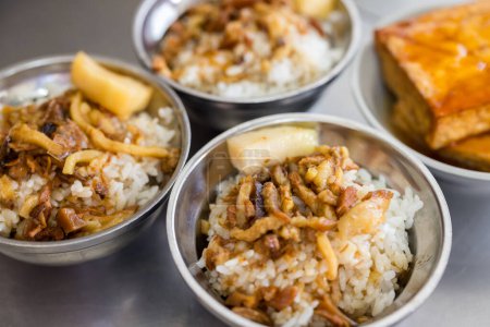 Téléchargez les photos : Cuisine locale taïwanaise avec sauce soja sucrée riz de porc haché - en image libre de droit