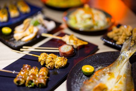 Téléchargez les photos : Brochettes de viande au restaurant japonais - en image libre de droit