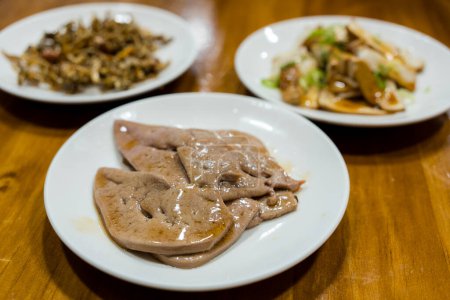 Foto de Taiwán comida local hígado de cerdo con en el plato - Imagen libre de derechos