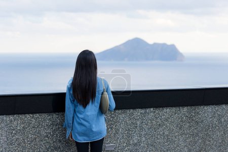 Téléchargez les photos : Femme touristique regarder l'île de Guishan à Yilan de Taiwan - en image libre de droit