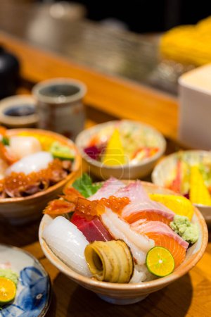 Téléchargez les photos : Riz sashimi japonais au restaurant - en image libre de droit