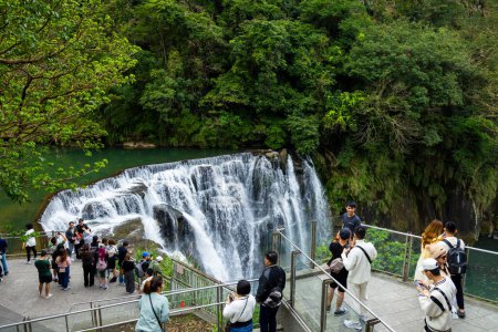 Foto de Taiwán - 15 de marzo de 2024: Hermosa cascada Shifen en Taiwán - Imagen libre de derechos