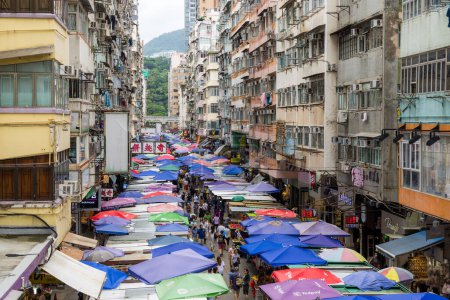 Foto de Hong Kong - 23 de junio de 2023: Fa Yuen Street en el distrito de Mong Kok en la ciudad de Hong Kong - Imagen libre de derechos
