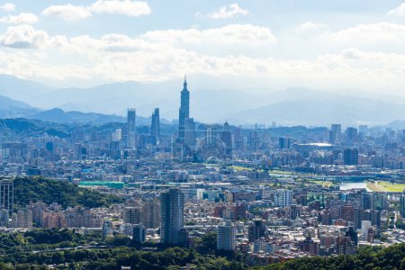 Téléchargez les photos : Taipei, Taiwan - 14 décembre 2023 : Skyline de la ville de Taipei avec ciel bleu - en image libre de droit