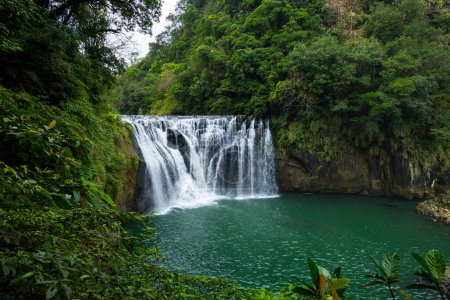 Téléchargez les photos : Belle cascade Shifen à Pingxi à Taiwan - en image libre de droit