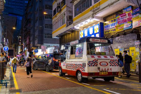 Foto de Hong Kong - 19 de junio de 2023: Mister Softee Ice Cream Truck en la noche de Hong Kong - Imagen libre de derechos