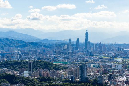 Téléchargez les photos : Taipei, Taiwan - 14 décembre 2023 : Skyline de la ville de Taipei avec ciel bleu - en image libre de droit