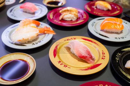 Foto de Taiwán - 15 de diciembre de 2023: Platos de Sushi en el restaurante japonés Sushiro - Imagen libre de derechos