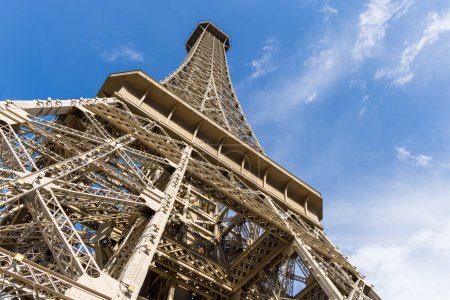Téléchargez les photos : Macao - 30 juin 2023 : Vue du bas de la tour Eiffel de Macao - en image libre de droit