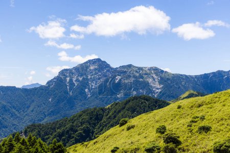 Foto de Hermosa vista del paisaje de montaña en el área de recreación forestal nacional de Hehuanshan en Nantou Taiwán - Imagen libre de derechos