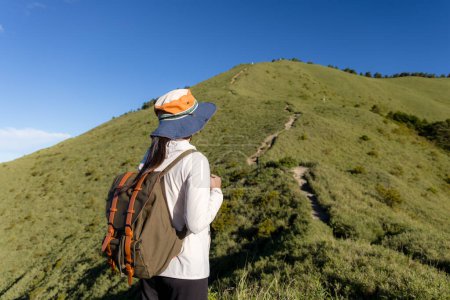 Foto de Mujer senderista disfrutar de la hermosa vista en el pico de la montaña - Imagen libre de derechos