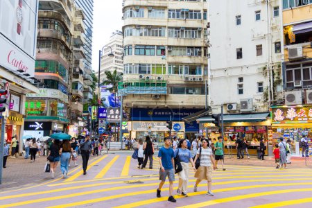 Foto de Hong Kong - 20 de junio de 2023: Calle de la ciudad de Hong Kong en el distrito de Causeway Bay - Imagen libre de derechos