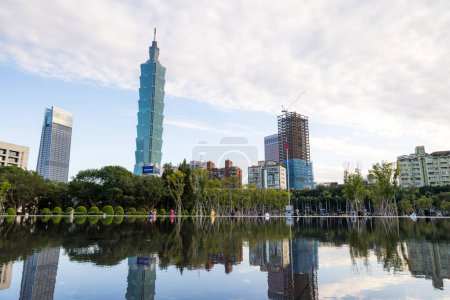Foto de Taipei, Taiwán - 18 de enero de 2024: Monumento a la ciudad de Taipei - Imagen libre de derechos