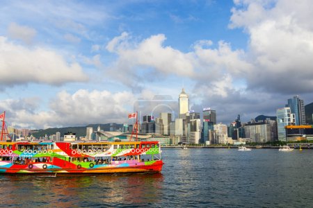 Foto de Hong Kong - 21 de junio de 2023: El ferry de Hong Kong cruza el puerto de Victoria - Imagen libre de derechos