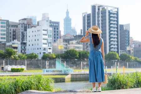 Foto de Mujer turista disfrutar de la vista de la ciudad de Taipei - Imagen libre de derechos