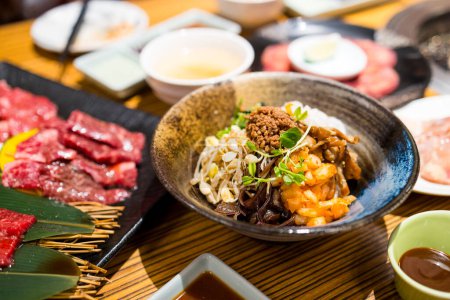 Téléchargez les photos : Kimchi coréen avec germe de haricot dans le bol de riz - en image libre de droit