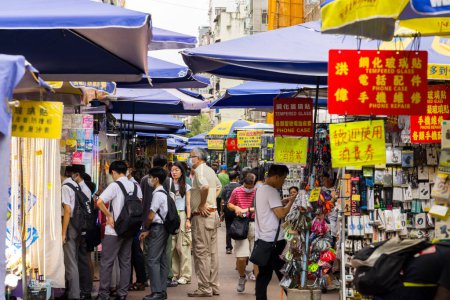 Téléchargez les photos : Hong Kong - 23 juin 2023 : Quartier Sham Shui Po avec étal du vendeur dans le marché de rue - en image libre de droit