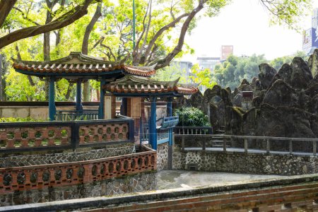 Téléchargez les photos : Architecture traditionnelle chinoise dans le jardin - en image libre de droit