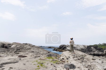 Foto de Travel woman stand beside the sea - Imagen libre de derechos