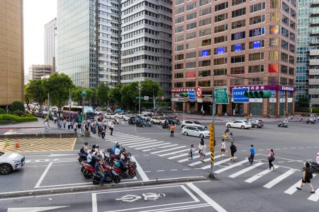 Foto de Taiwán - 13 de junio de 2023: La gente cruza la calle en la ciudad de Taipei - Imagen libre de derechos