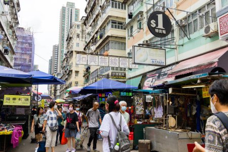 Foto de Hong Kong - 23 de junio de 2023: Distrito de Sham Shui Po con puesto de venta en el mercado callejero - Imagen libre de derechos