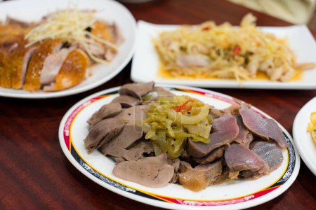 Cuisine asiatique avec viscères d'oie dans le restaurant chinois